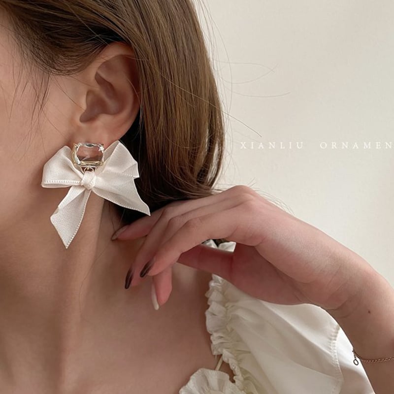 【25SS】 ELISABETTA ラインストーンリボン付き ダングルピアス リボンストーンピアス ラインストーン ピアス アクセサリー