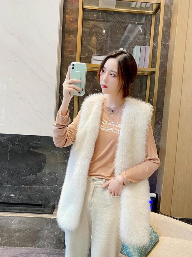 クリーム色ファーベスト Vネック クリーム色ファーベスト Vネック