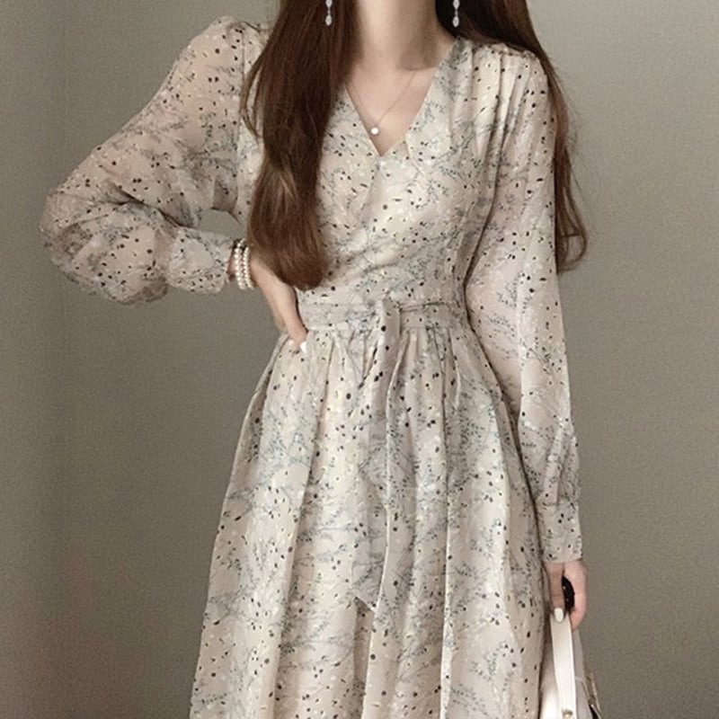 Vネックシフォンワンピース. フラワーワンピース シフォンワンピ