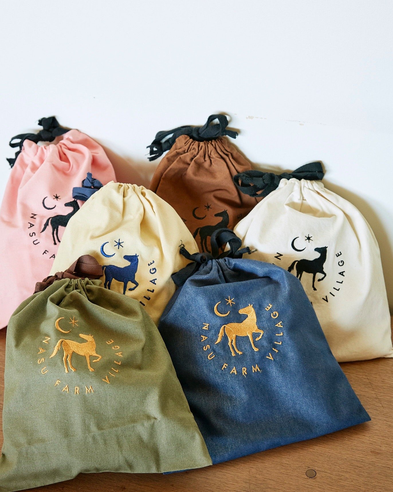 NASU FARM VILLAGE 札幌限定デザイン カラーロゴ巾着 | NASU FARM VILLAGE ONLINE STORE