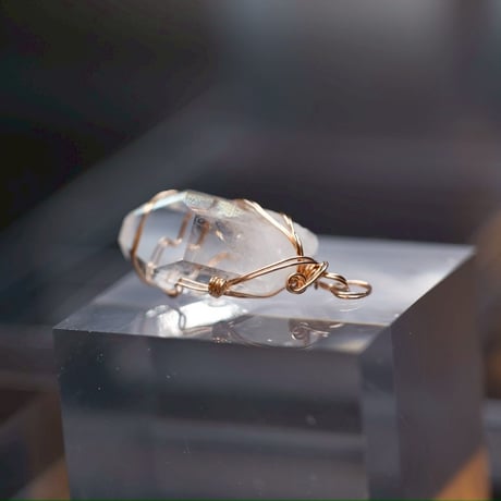 〈宇宙由来の光を地球で放つ〉【超希少　星の種水晶　14KPGF 製ワイヤーラップ　中サイズ　ペンダント】2