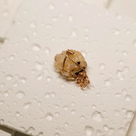 〈最強波動で最上波動と最高の幸せに導く〉【超希少ナイジェリア産クリアーフェナカイト結晶クラスター　14KPGF 製ワイヤーラップ　大きめサイズ　ペンダント】