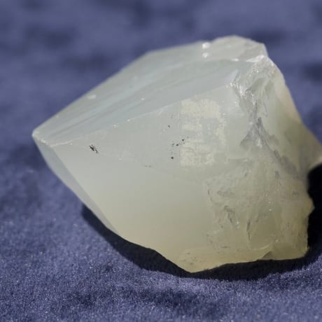 〈心を癒し平穏な愛に導く〉【超希少】ロシアン・グリーンジェリークォーツ原石