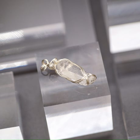 〈宇宙由来の光を地球で放つ〉【超希少　星の種水晶　シルバー925 製ワイヤーラップ　大きめサイズ　ペンダント】  ４