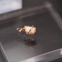 〈最強波動で最上波動と最高の幸せに導く〉【超希少アフリカ産ホワイトフェナカイト結晶　14KPGF 製ワイヤーラップペンダント】