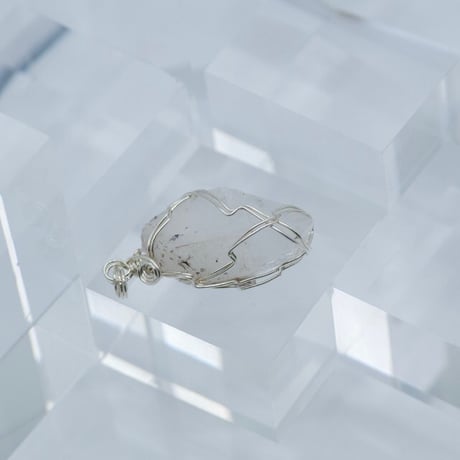 〈宇宙から引き継ぐ才能と女神性開花〉【超希少　星の種水晶イシス　シルバー 製ワイヤーラップ　特大サイズ　ペンダント】