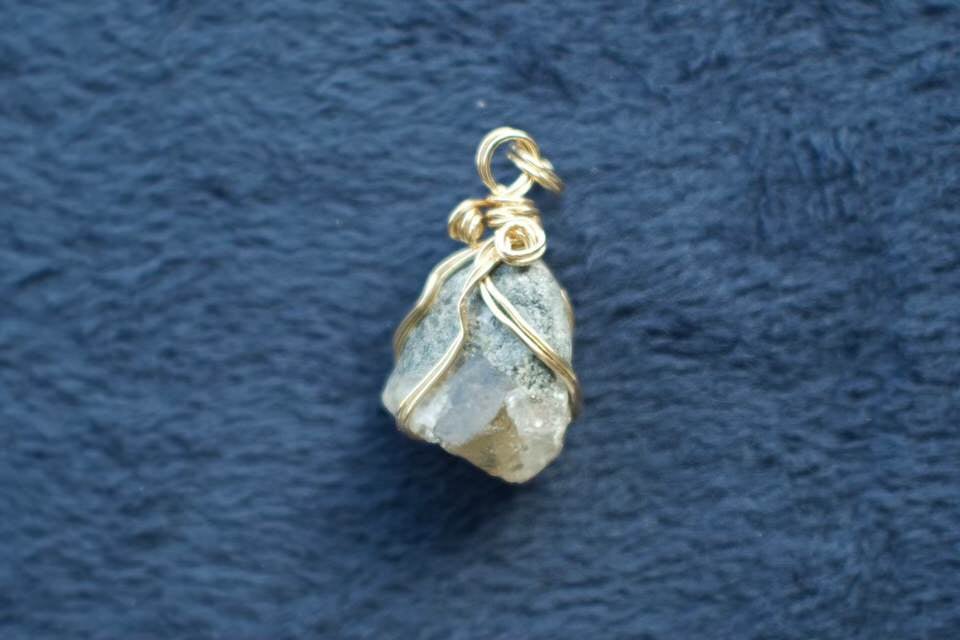 超高波動＆愛の天使〉ロシア産 ピーチピンクフェナカイト原石 14KGF製