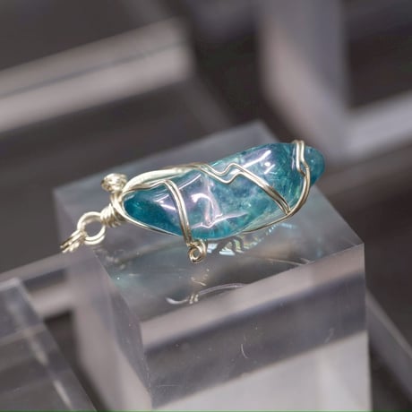 〈レムリア叡智とブルーエンジェルと虹の女神〉【超希少ロシレム・アクアオーラ】シルバー925製　ワイヤーラップ　大きめペンダント １