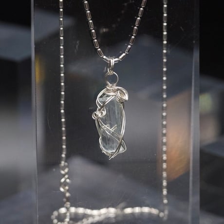 〈天使の愛と真実の愛のパートナーシップ〉【アクアマリン・ジェムグレード結晶】シルバー925ワイヤーラップ  小さめペンダント （１）