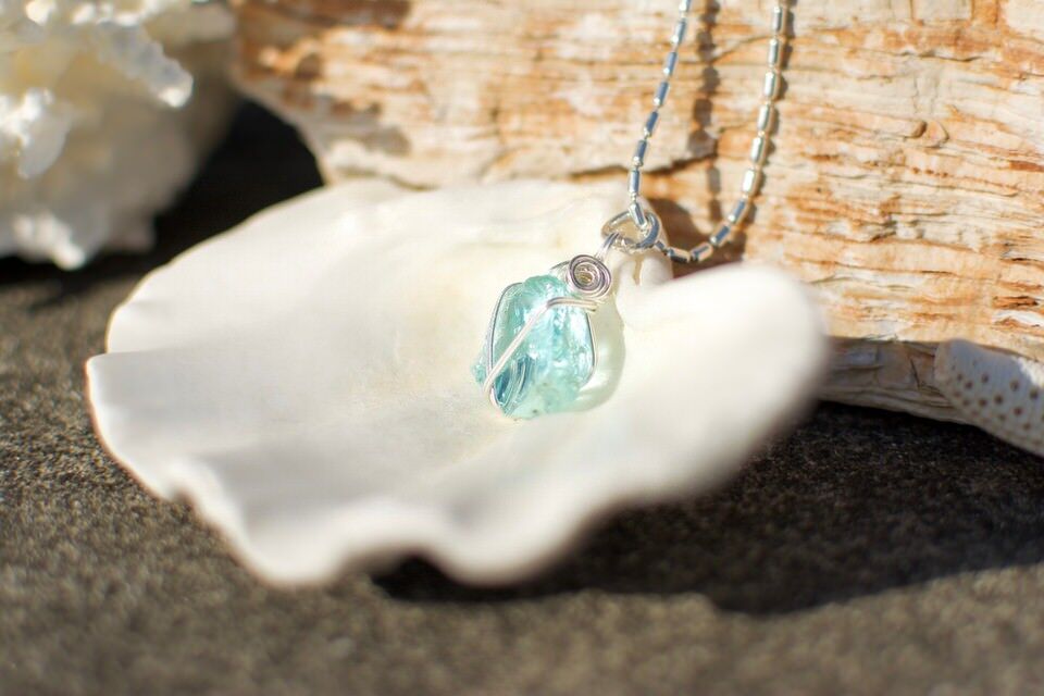 インドネシア産アンダラクリスタル✴︎ペンダントトップ AZAYAKA ダイヤ型カットペンダントトップ・紫 インドネシア産