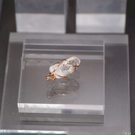 〈宇宙由来の光を地球で放つ〉【超希少　星の種水晶　14KPGF 製ワイヤーラップ　中サイズ　ペンダント】2