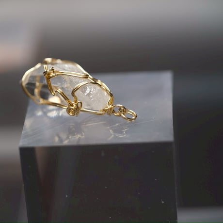 〈宇宙由来の光を地球で放つ〉【超希少　星の種水晶　14KGF 製ワイヤーラップ　大きめサイズ　ペンダント】  5