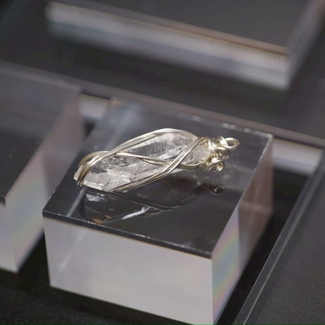 〈宇宙由来の光を地球で放つ〉【超希少　星の種水晶　シルバー925 製ワイヤーラップ　大きめサイズ　ペンダント】  3