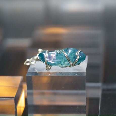 〈レムリア叡智とブルーエンジェルと虹の女神〉【超希少ロシレム・アクアオーラ】シルバー925製　ワイヤーラップ　大きめペンダント １