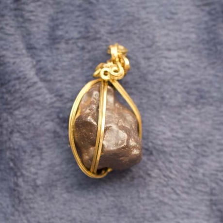 〈スピリチュアルな安定感と予言の石〉・プロフェシーストーン１４K GF製　ワイヤーラップ　大きめペンダント