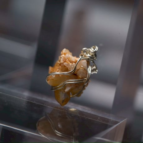 〈黄金の癒しの泉〉【アーカンソー産水晶クラスター　天然ゴールドオーラ】シルバー925製　ワイヤーラップペンダント