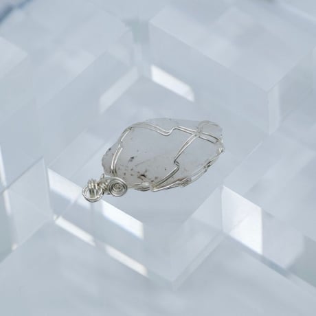 〈宇宙から引き継ぐ才能と女神性開花〉【超希少　星の種水晶イシス　シルバー 製ワイヤーラップ　特大サイズ　ペンダント】
