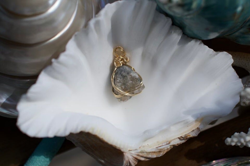 超高波動＆愛の天使〉ロシア産 ピーチピンクフェナカイト原石 14KGF製