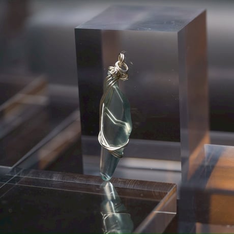 〈ルーツを思い出し愛と調和を生きる〉【アクアレムリア　シルバー925製ワイヤーラップ　ハイグレード　大きめペンダント】　１