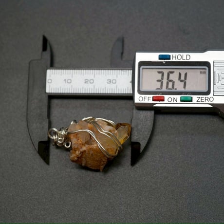 〈黄金の癒しの泉〉【アーカンソー産水晶クラスター　天然ゴールドオーラ】シルバー925製　ワイヤーラップペンダント