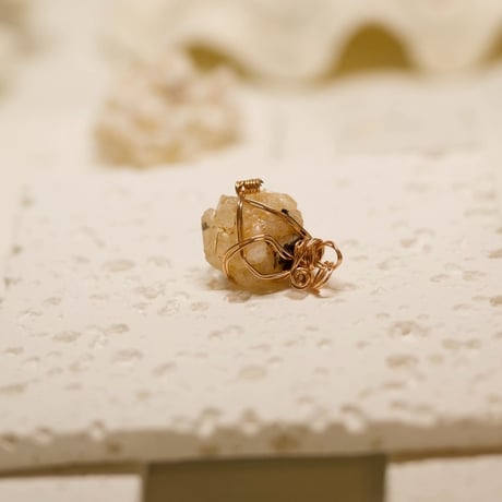 〈最強波動で最上波動と最高の幸せに導く〉【超希少ナイジェリア産クリアーフェナカイト結晶クラスター　14KPGF 製ワイヤーラップ　大きめサイズ　ペンダント】