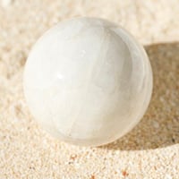 〈天使の白い光の祝福〉ナトロライト　スーパー特大スフィア　ミニレインボー入り　ハイグレードタイプ