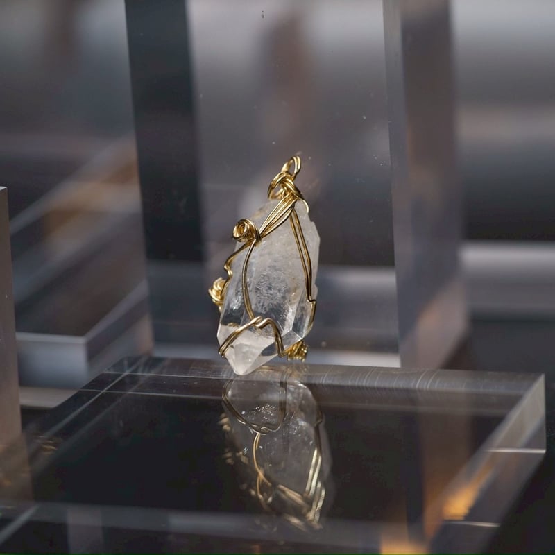 ジュエリークラス❣️アパタイトハートルース・ギベオン隕石♡アパタイトブレスレット Peridot × Black diamond ear cuff /ペリドット | Hariqua