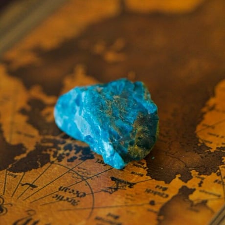 〈愛と受容で自由な人生創造〉【ジェムシリカ、珪孔雀石（けいくじゃくせき）/クリソコラ・クォーツ】 ドゥルージー入りミディ原石
