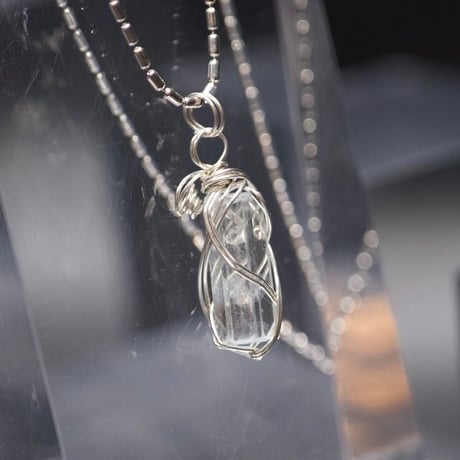 〈天使の愛と真実の愛のパートナーシップ〉【アクアマリン・ジェムグレード結晶】シルバー925ワイヤーラップ  小さめペンダント （１）