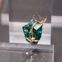 〈最高のハートの癒し・パワーヒーラー〉【コンゴ産　ダイオプテース　ハイグレード大結晶】14KPGF 大きめペンダント　１