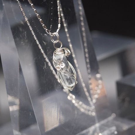 〈天使の愛と真実の愛のパートナーシップ〉【アクアマリン・ジェムグレード結晶】シルバー925ワイヤーラップ  小さめペンダント （１）