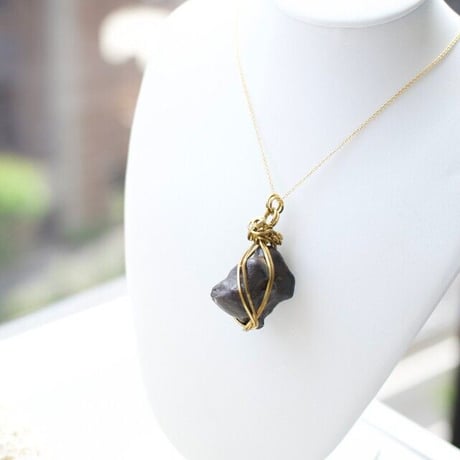 〈スピリチュアルな安定感と予言の石〉・プロフェシーストーン１４K GF製　ワイヤーラップ　大きめペンダント