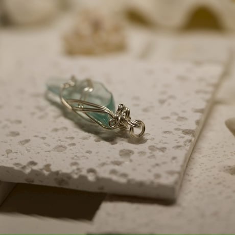 〈ルーツを思い出し愛と調和を生きる〉【アクアレムリア　シルバー925製ワイヤーラップ　ハイグレード　大きめペンダント】　１