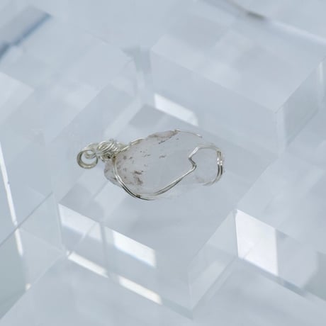 〈宇宙から引き継ぐ才能と女神性開花〉【超希少　星の種水晶イシス　シルバー 製ワイヤーラップ　特大サイズ　ペンダント】