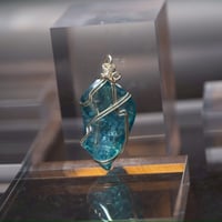 〈レムリア叡智とブルーエンジェルと虹の女神〉【超希少ロシレム・アクアオーラ】シルバー925製　ワイヤーラップ　大きめペンダント １