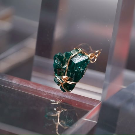 〈最高のハートの癒し・パワーヒーラー〉【コンゴ産　ダイオプテース　ハイグレード大結晶】14KPGF 大きめペンダント　１