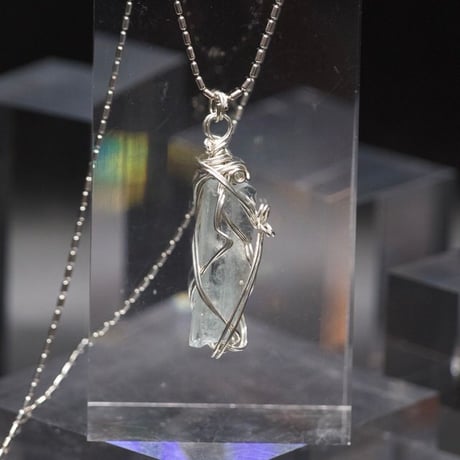 〈天使の愛と真実の愛のパートナーシップ〉【アクアマリン・ジェムグレード結晶】シルバー925ワイヤーラップ  大きめペンダント （２）