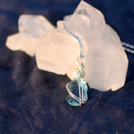 〈晴れやか幸せな毎日〉【アンダラクリスタル・アクアブルー】シルバー925製　ワイヤーラップ　ペンダント