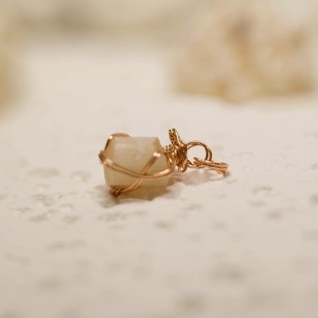 〈最強波動で最上波動と最高の幸せに導く〉【超希少アフリカ産ホワイトフェナカイト結晶　14KPGF 製ワイヤーラップペンダント】