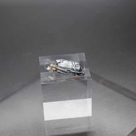 〈光の統合と喜びの表現〉【超希少インディゴライト・トルマリン・ハイグレード結晶】シルバー925製　ワイヤーラップ　大きめペンダント