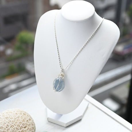 〈天空の青い安らぎ〉セレスタイト・シルバー製ワイヤーラップ　ペンダント