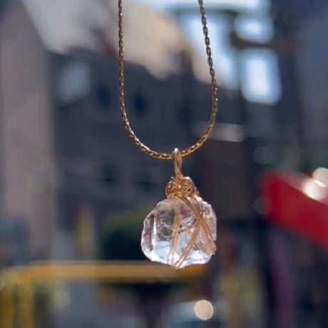 〈自愛力と慈愛力で優しい愛に包まれる〉【アンダラクリスタル・超希少ペールラベンダー】シルバー925　14KGFワイヤーラップ　プチペンダント