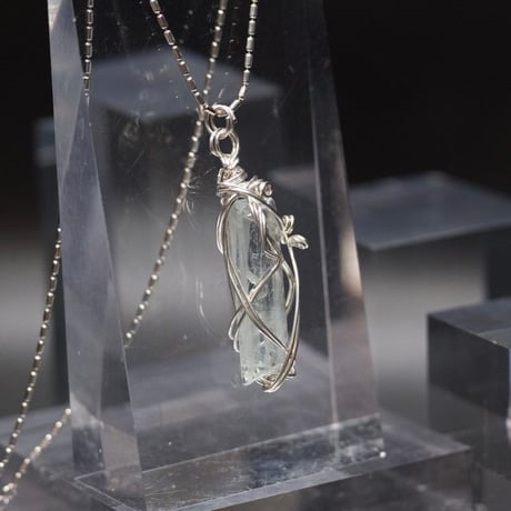 〈天使の愛と真実の愛のパートナーシップ〉【アクアマリン・ジェムグレード結晶】シルバー925ワイヤーラップ  大きめペンダント （２）