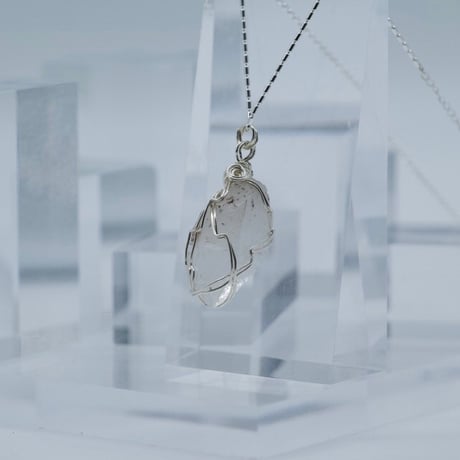 〈宇宙から引き継ぐ才能と女神性開花〉【超希少　星の種水晶イシス　シルバー 製ワイヤーラップ　特大サイズ　ペンダント】