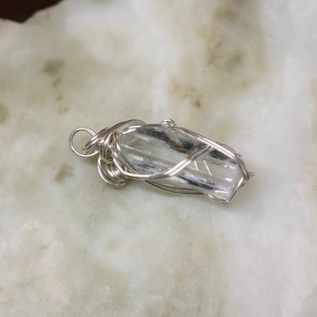 〈天使の愛と真実の愛のパートナーシップ〉【アクアマリン・ジェムグレード結晶】シルバー925ワイヤーラップ  小さめペンダント （１）