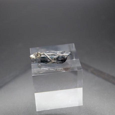 〈光の統合と喜びの表現〉【超希少インディゴライト・トルマリン・ハイグレード結晶】シルバー925製　ワイヤーラップ　大きめペンダント