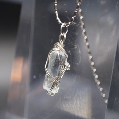 〈天使の愛と真実の愛のパートナーシップ〉【アクアマリン・ジェムグレード結晶】シルバー925ワイヤーラップ  小さめペンダント （１）