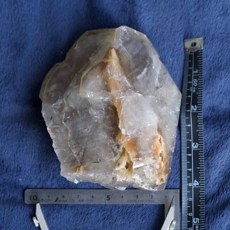 〈黄金の浄化の炎〉【超希少ザギマウンテンクォーツ　エジリン入り　ゴールド　スーパー特大原石　】