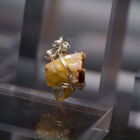 〈黄金の癒しの泉〉【アーカンソー産水晶クラスター　天然ゴールドオーラ】シルバー925製　ワイヤーラップペンダント