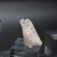 〈超強力ハート浄化と愛の夢実現〉ピンクダンビュライト　スペシャルグレード　ほぼタントリック寄り添いツイン原石